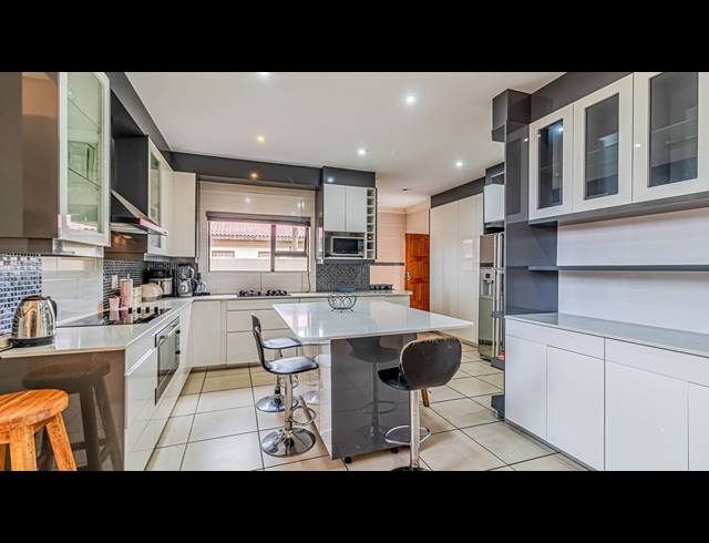 6 BEDROOM HOUSE FOR SALE IN PARKRAND